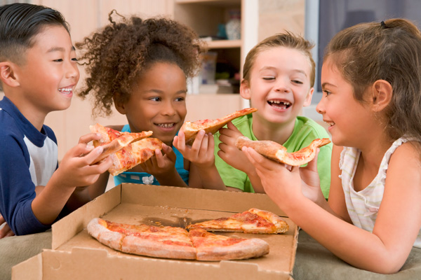 kids eating pizza